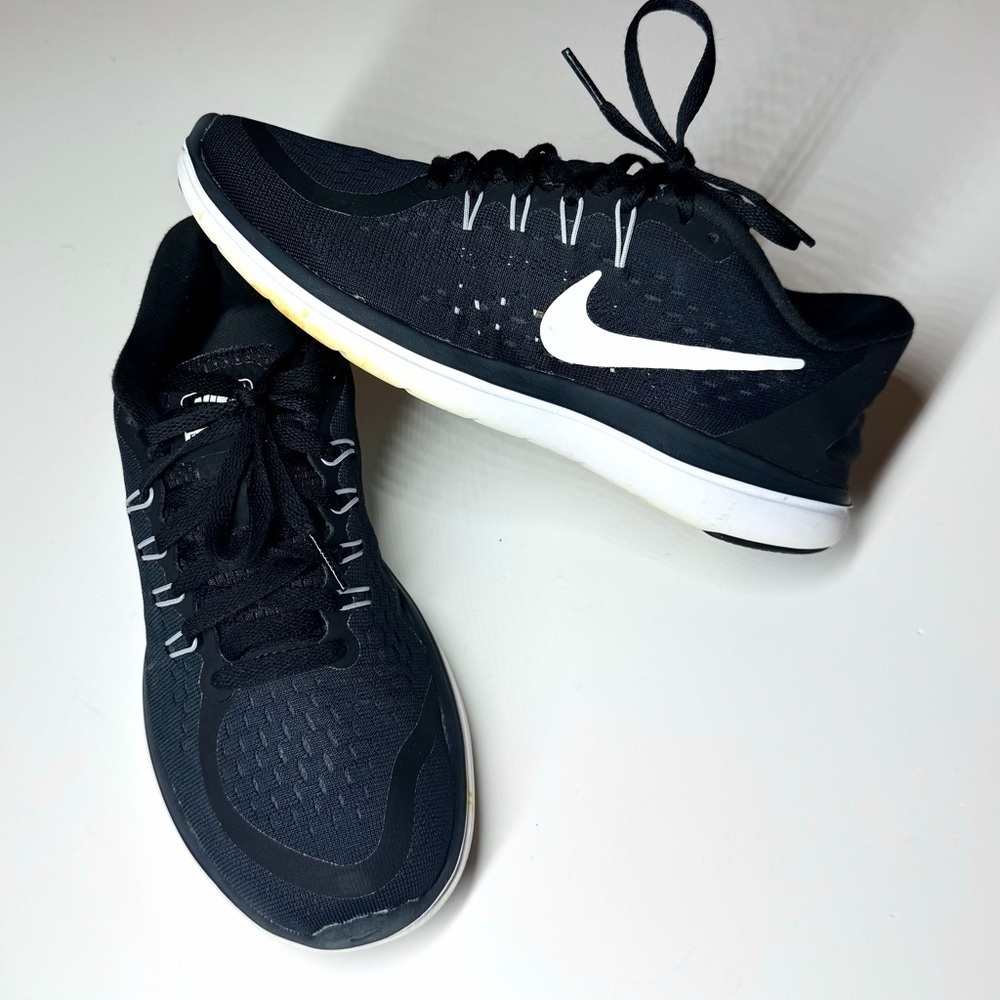 Nike Women’s Flex Run Black Lace Up Low Running Sneakers Size- 6.5